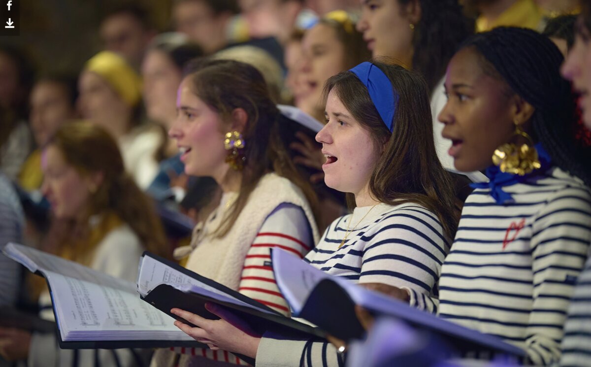 Choristes d'Exultemus en pupitre, partitions à la main