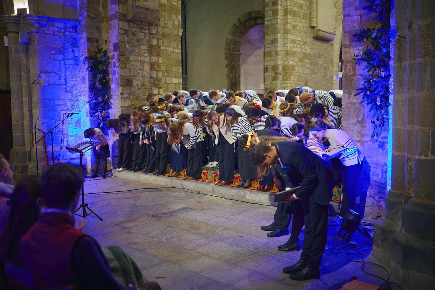 Le chœur salue le public, concert d'hiver 2025